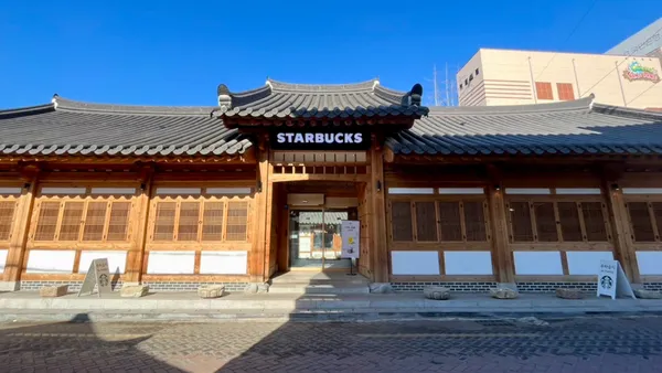 百年韓屋改造！韓國星巴克「大邱鐘路古宅店」：傳統八角桌、木造店鋪，保留韓屋建築細節
