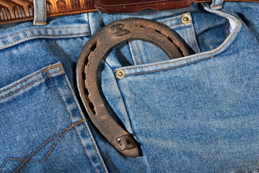 馬蹄褲（Horseshoe Jeans）是什麼？2024秋冬暢銷牛仔褲為何是它？