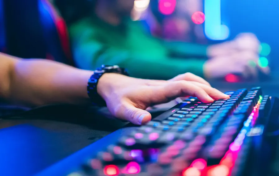 中國重拳整頓網遊，騰訊、網易一天暴跌近2兆！發生什麼事？遊戲課金也要管了？