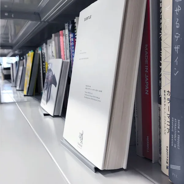 日本極簡書架「9° BOOK STOPPER」