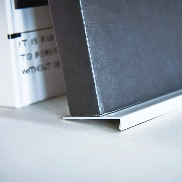 日本極簡書架「9° BOOK STOPPER」