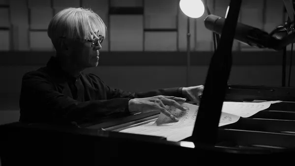 大師最後的謝幕！音樂會電影《坂本龍一：OPUS》3/15 上映，20 首曲目回顧創作生涯