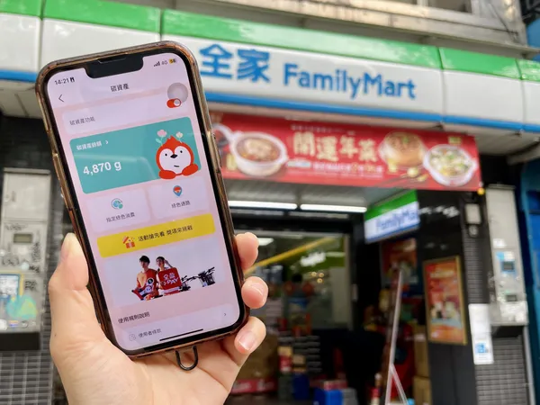 【新聞資料照03】為擴大通路影響力，全家便利商店攜手集團旗下電子支付品牌全盈+PAY，運用其獨創「碳