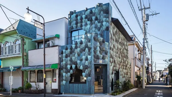 隈研吾設計！東京咖啡廳「和國商店」翻修 52 年老宅，700 片神社青銅板打造氣質藍綠外觀