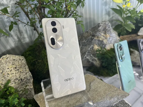OPPO Reno11 系列白色