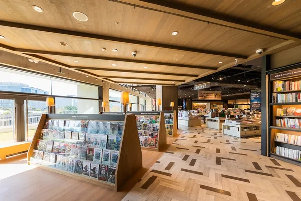 圖2_誠品生活松菸24小時書店100米大面積落地窗景、逾200座席，全天候款待全球讀者旅人。.jpg