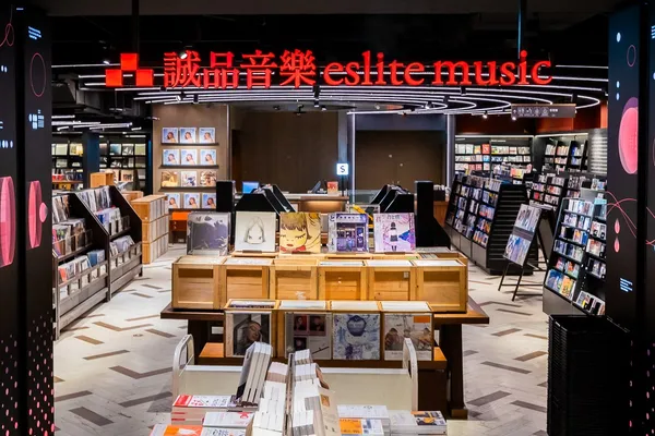 圖5_誠品生活松菸│3F一起晝夜不打烊的「誠品音樂」蒐羅全台最豐富黑膠新品，24小時皆可聆賞黑膠醉人