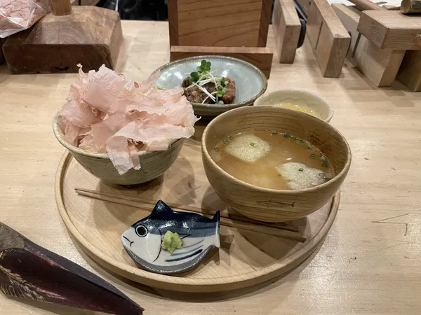 鰹魚食堂的套餐提供鰹魚多樣吃法，製成小菜之外，湯也以柴魚熬煮而成