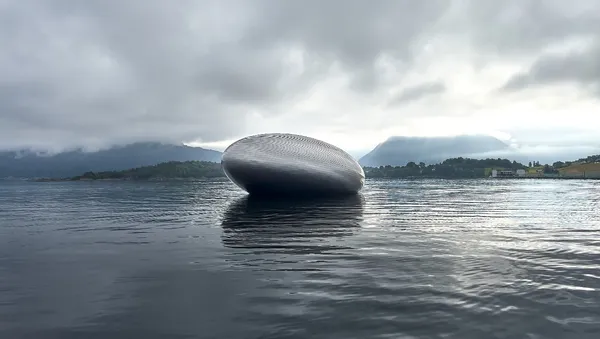 漂浮在海上的孤島餐廳！挪威「Iris」：隱身於銀色球體，盡收峽灣風景的美食探險