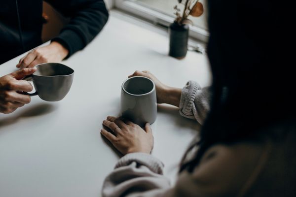  你說的話是在搭橋還是築牆？別讓一句「你太敏感了」毒化人際關係