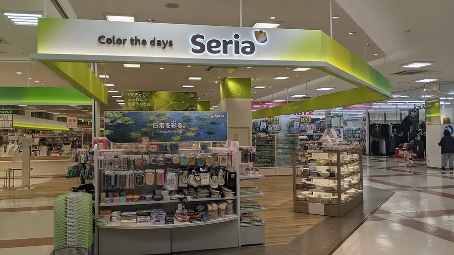 3COINS、Threeppy...300 元商店當道！日本百元商店 Seria 不漲價如何應戰？
