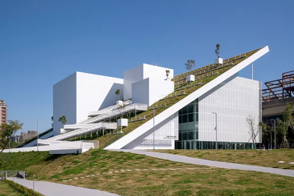 桃園市兒童美術館 4/3 試營運！2024 普立茲克建築獎得主山本理顯設計，打造綠意繚繞的藝術山丘