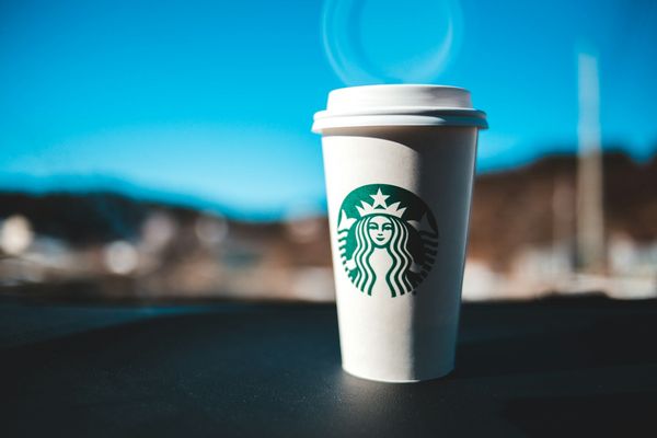  星巴克客製化新制來了！去冰補滿加收 15 元，抹茶液、糖漿每杯限加一份