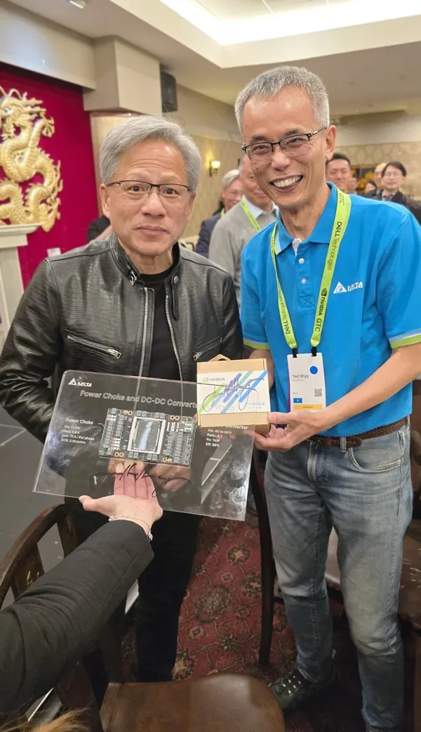 02_台達電源及零組件事業範疇執行副總裁史文景(右)贈送輝達共同創辦人暨執行長黃仁勳台達旗下Inne