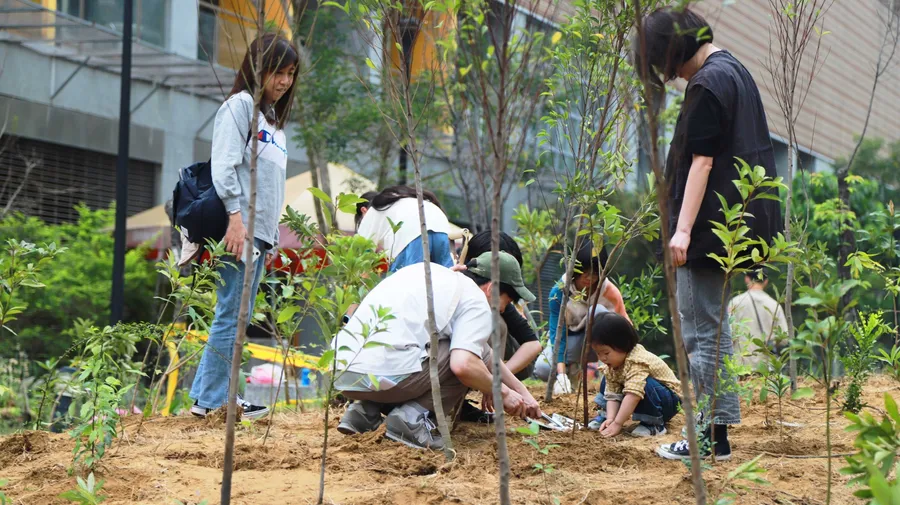 巨思 25｜近 200 人響應、種下 700 株臺灣原生種！巨思文化攜和平實小、荒野保護協會在城市造林