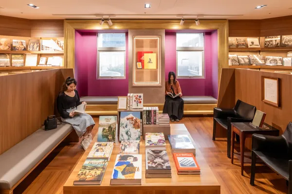 誠品生活480│誠品書店特別規劃與讀者共創的閱讀風景！將窗景設計為「巨幅畫框」，藉由陽光、窗景、書籍