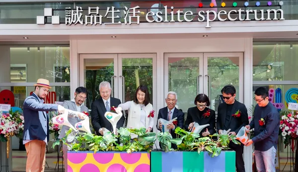 誠品董事長吳旻潔今(23日)親臨現場與設計師宋契德、鄒駿昇、徐力行、吳書原等人一同歡喜迎賓.jpg