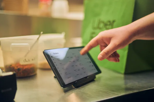 Uber Eats 情境照_2.jpg