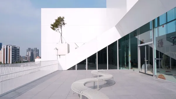 「桃園市兒童美術館」4/3 開館！日本建築師山本理顯設計，四層樓純白建築打造「城市的門戶」