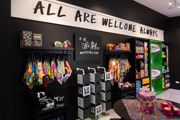 LUSH 全台最大店在台中 LaLaport！
