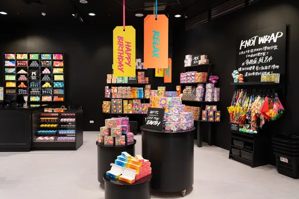LUSH 全台最大店在台中 LaLaport！