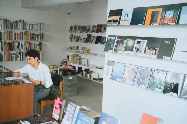 用書籍，在體制內打游擊戰：專訪 moom bookshop 店員 陳柏宇