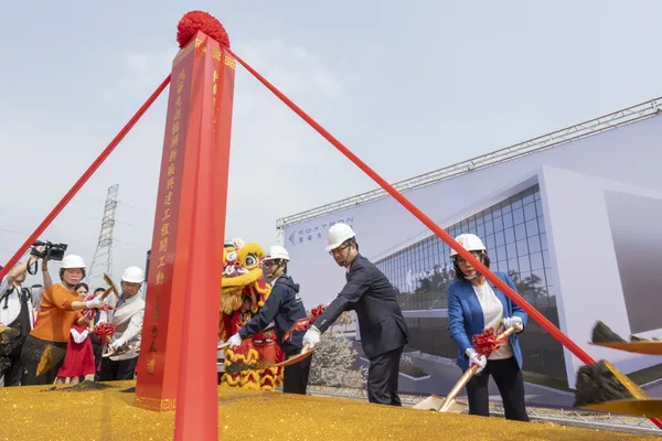 鴻華先進橋頭新廠動土儀式啟動 首座AI工廠落地高雄，MODEL T，電巴獲海內外客戶大力支持，加速打