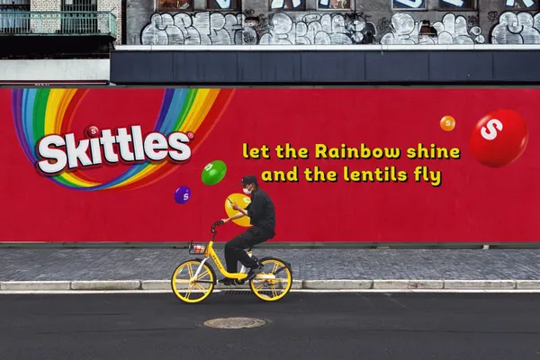 彩虹糖 Skittles 全球品牌換新！以荒謬色彩吸引 Z 世代眼球，目標成為貨架上最引人注目的產品