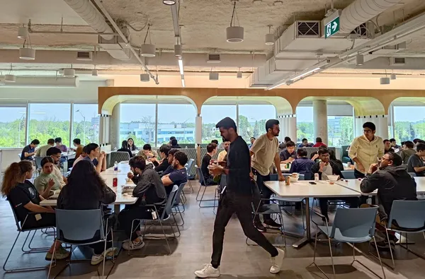 趨勢科技的渥太華辦公室每周三中午會舉辦餐敘，鼓勵同事一起用餐。.jpg