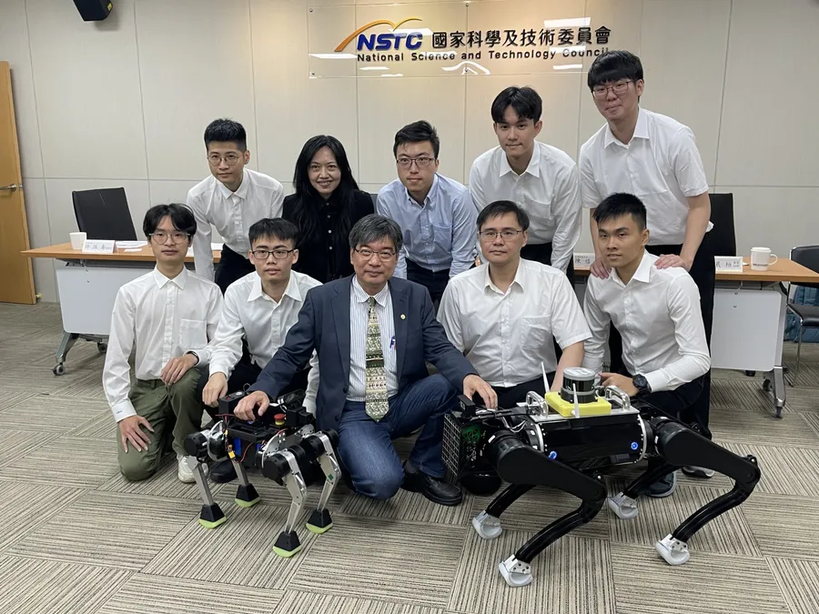 全台首批AI機器狗亮相！居家、工廠都能用，未來還可解鎖送貨及救災功能