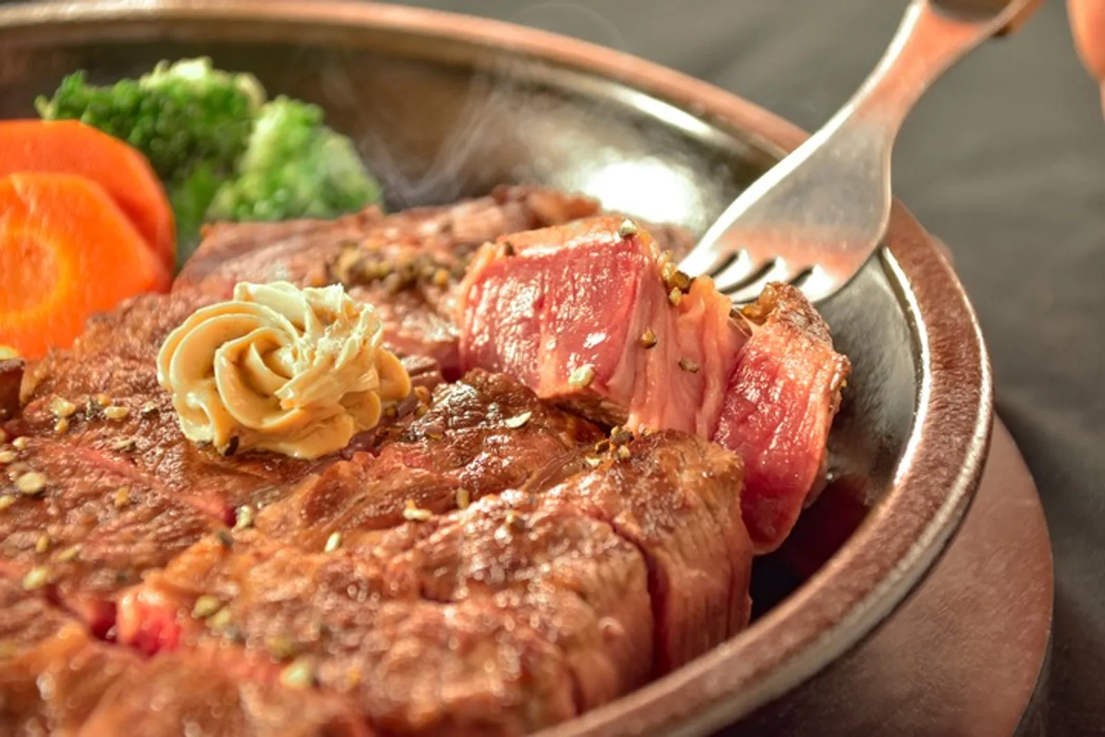 日本立食牛排 Ikinari Steak 取消招牌「秤重」服務！營業額一度衰退近 7 成，如何轉型重生？
