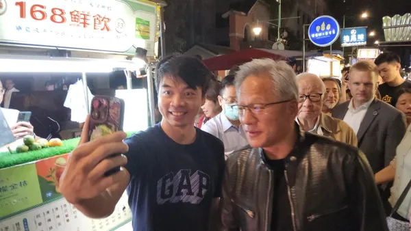 逛夜市.jpeg