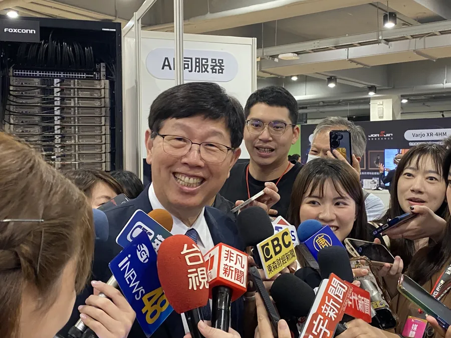 鴻海股東會｜劉揚偉宣示AI伺服器將成「兆元產品線」，GB200機櫃出貨時間揭曉