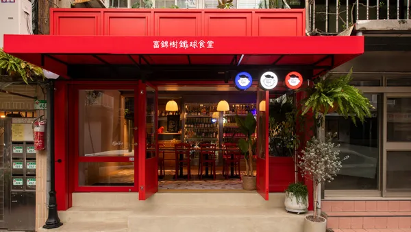 「富錦樹鐵球食堂」試營運！半露天開放式座位、街邊店設計，打造日法混血的自然酒餐館
