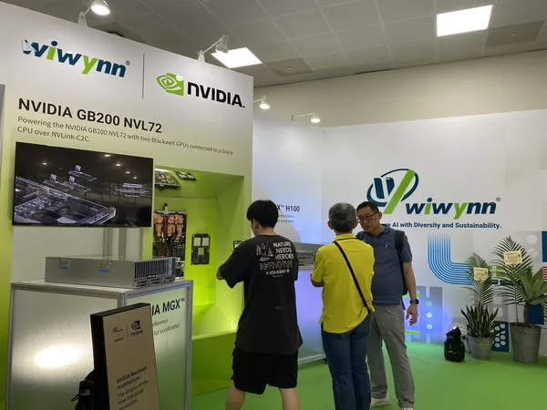 緯穎電腦展攤位.jpg
