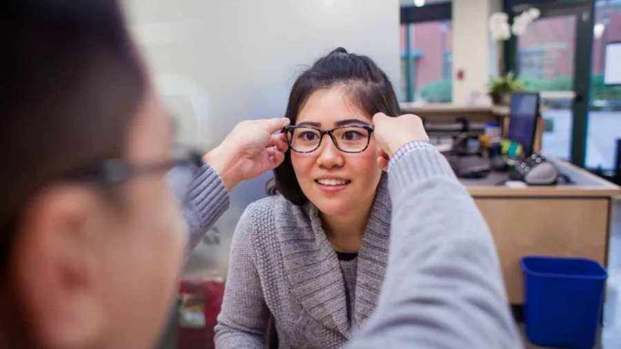 Warby Parker眼鏡店「買一捐一」計畫突破1500萬副，員工不推銷、不強迫的成功秘訣是？