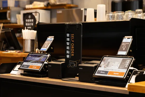 路易莎全新導入「雲端智能點餐 Self Order」，率先使用蘋果公司的「iPhone卡緊收」新功能