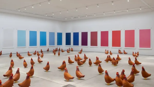 美術館裡的 50 隻雞！丹麥藝術家 Benedikte Bjerre 以作品《麗莎的雞》探討當代社會議題