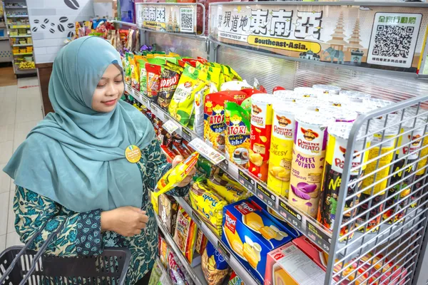 【新聞資料照04】全家便利商店自109年起導入「東南亞商品專區」，規劃近百款東南亞進口商品供移民工朋