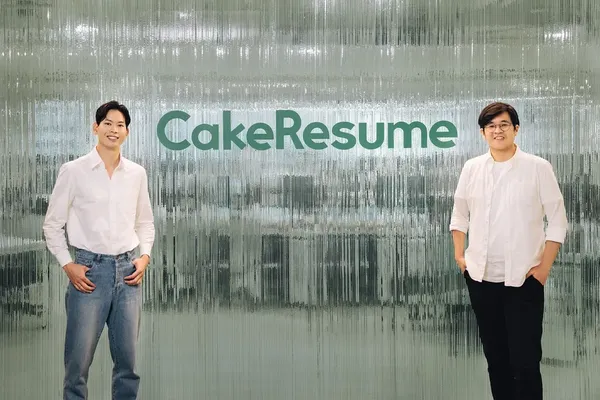 CakeResume 創辦人暨執行長劉君羿（左）與營運長謝威秤（右）目標創造海內外超過千萬名用戶，成為 APAC 最大人才穿梭平台。