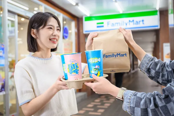 【新聞資料照5】「全家」私品茶雙產品線在搭配不同配料下變化出多種風味，並因封口機設備的助攻，實現了「