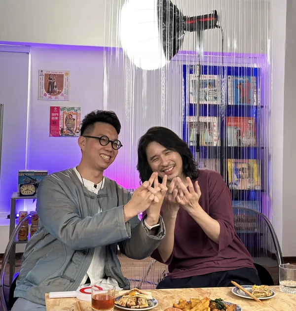 03簡少年相信命理是件重視人與人之間溫度的事，在節目上總是盡可能讓來賓感到親近，圖右為台大電機系教授