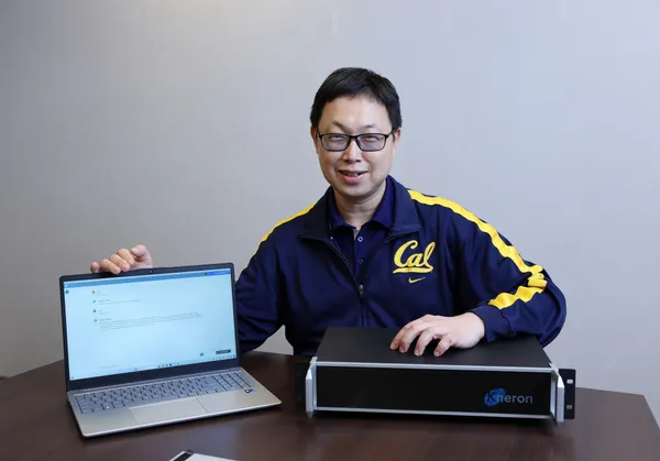 耐能智慧創辦人劉峻誠與其即將出貨的AI PC、AI BOX