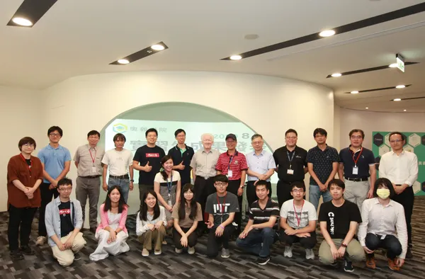 奧義學院第一屆學生在成果發表會上，與到場參與的資安領域教授們合照