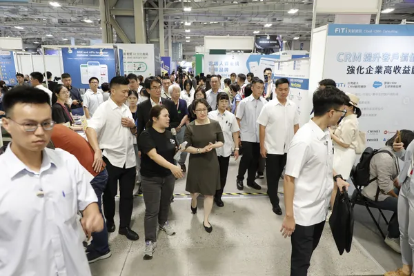 【圖一】蕭美琴副總統親蒞 2024 AI TAIWAN未來商務展，了解AI的落地應用及解決方案.jp