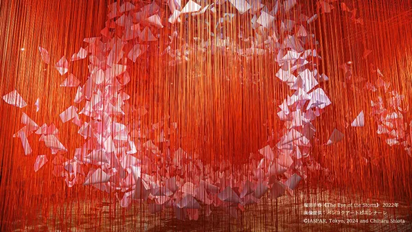 睽違 16 年，塩田千春大型個展大阪開展！30 年來創作累積，以「我、愛、眼睛」為題探究連結關係