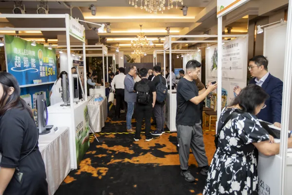 現場集結眾多淨零方案業者，展示最新科技成果，也提供節能健檢服務、技術交流合作以及市民專屬優惠方案等內