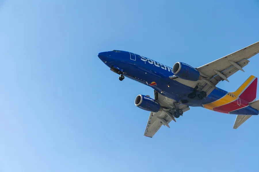 旅遊業熱絡，西南航空卻大虧 75 億！怎麼贏回旅客信任？低成本航空商模還行得通嗎？