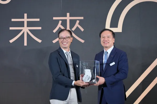 安永聯合會計師事務所傅文芳所長(右)感謝Google DeepMind 紀懷新博士(左)帶來AI觀點