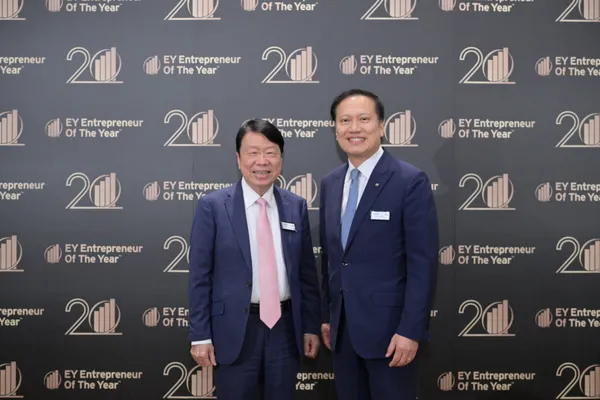 友嘉集團總裁朱志洋(左)與安永聯合會計師事務所所長傅文芳(右)